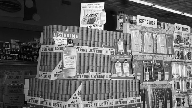 Podivná historie věcí, které má doma každý: Ústní voda měla čistit podlahu a léčit kapavku