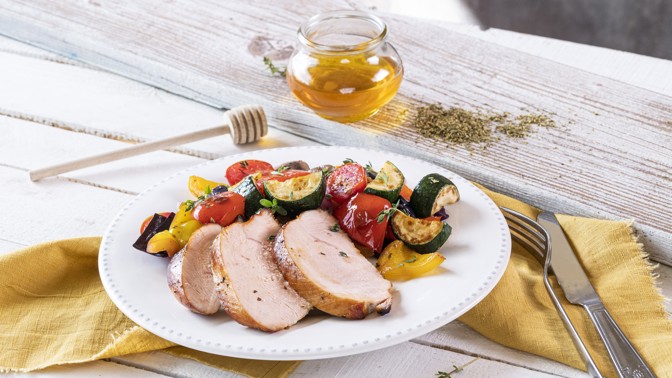 Medová krůtí prsa s pečenou zeleninou: Lehký oběd nejen pro vyznavače zdravého životního stylu