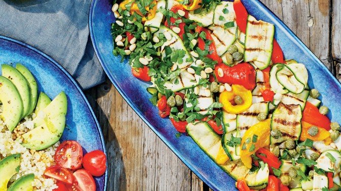 Salát z grilovaných cuket a paprik: Báječný recept ze sezonních surovin