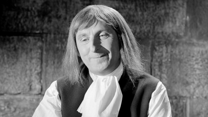 Pohnutý osud komika Bourvila z filmu Hrbáč: Když se mu konečně začalo dařit, přišla zdrcující zpráva