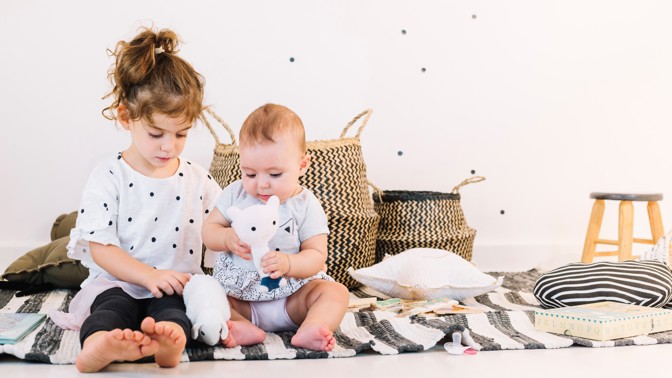 PORADNA: Čekám miminko a nechci, aby starší sourozenec žárlil. Jak to zařídit, poradila psycholožka Samsonová