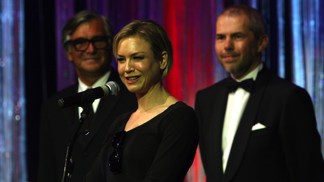 6 největších skandálů z Karlových Varů: Od Renée Zellweger bez garderoby až po Jiřího Menzela s rákoskou