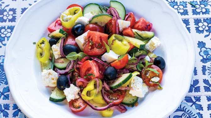 Středomořský salát s olivami a balkánským sýrem: Snadná a zdravá večeře