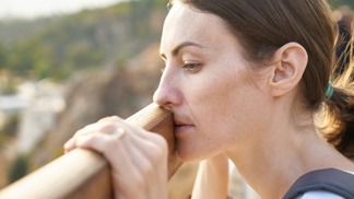 Alena (39): Přítel mě stále srovnává se svou zesnulou manželkou. To, co mi posledně řekl, mě vážně vyděsilo