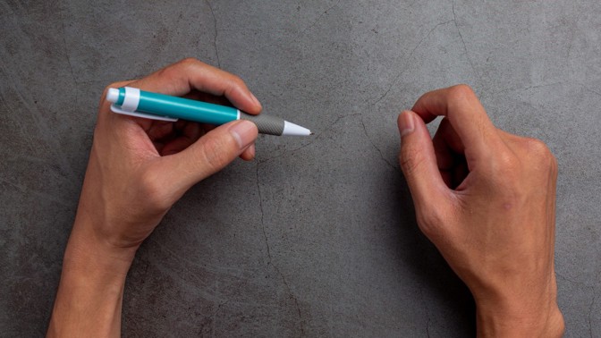 Mezinárodní den leváků: Proč se nehodí do postele a opravdu pijí víc než praváci?