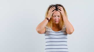 Daniela (45): Sousedé pořád neskousli naši nálepku Pražáků. Dělají nám ze života peklo