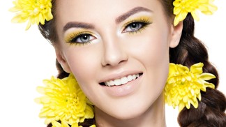 4 nejžhavější účesy babího léta 2021: Na výsluní se vracejí čelenky, copánky i styl Pretty Woman