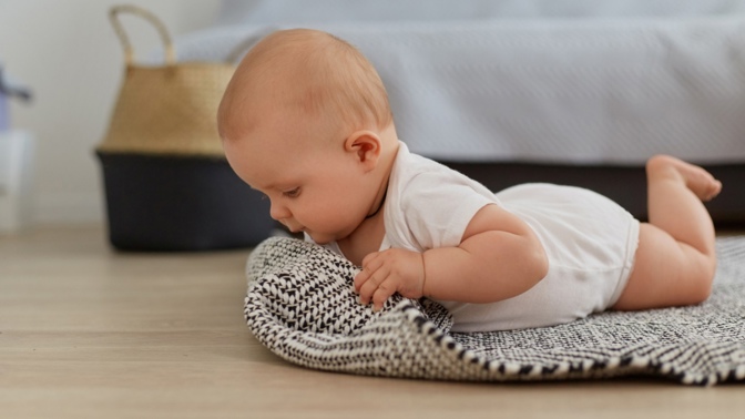 Miminka a mikroplasty: Podle nové studie jich mají v těle desetkrát víc než dospělí