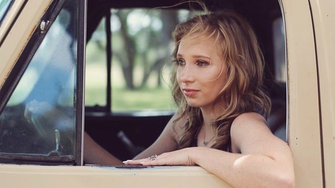 Františka (22): Z truchlení po tátovi mě vyléčilo jeho milované auto. Zažila jsem v něm něco neopakovatelného