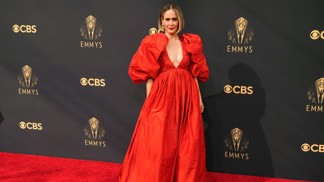 7 největších módních úletů z předávání cen Emmy 2021: Okřídlený kostým, nebinární oděv i Střihoruký Edward