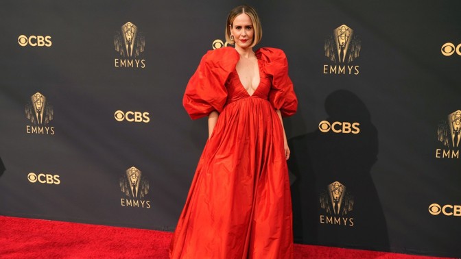 7 největších módních úletů z předávání cen Emmy 2021: Okřídlený kostým, nebinární oděv i Střihoruký Edward