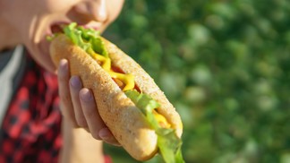 Jeden hot dog vás může stát 36 minut života, tvrdí vědci. A jak jsou na tom ostatní potraviny?