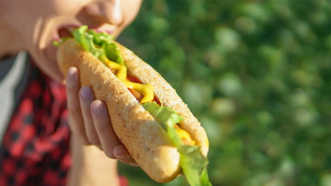 Jeden hot dog vás může stát 36 minut života, tvrdí vědci. A jak jsou na tom ostatní potraviny?