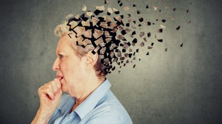 Jídlem na Alzheimera: Které potraviny doporučuje lékařka k boji s demencí?