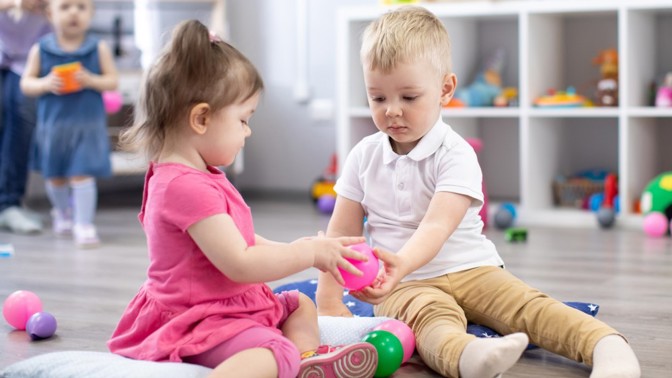 Nenuťte dítě dělit se o hračky. Napácháte tím víc škody než užitku, tvrdí psycholožka