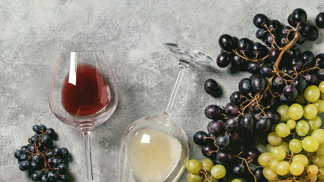 Byť to může svádět k ťukání, u burčáku je zapovězeno. Prý by to zakřiklo víno z letošní úrody.