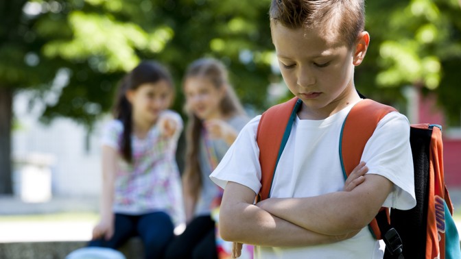 PORADNA: Dítě se cítí méněcenné, protože nemá drahý mobil. Vyprávějte mu příběh Leonarda DiCapria, radí psycholožka