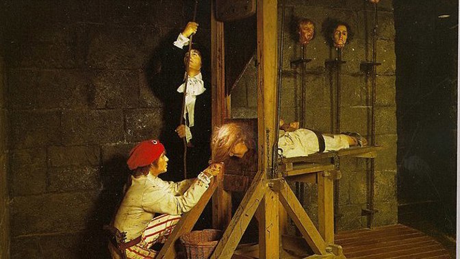 Experiment ve stínu gilotiny: Francouzský lékař zjistil, jak dlouho člověk po setnutí hlavy ještě vnímá