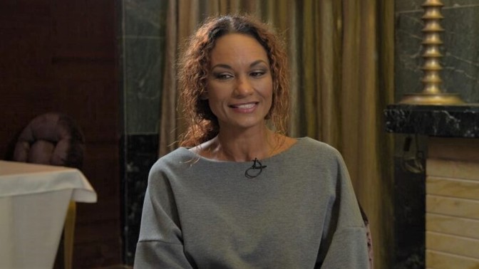 Lejla Abbasová o krušném dětství: Učitelka chtěla zabránit šikaně, ale spolužáci po mě házeli šutry