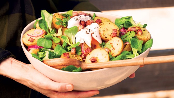 Farmářský bramborový salát s pošírovaným vejcem a slaninou