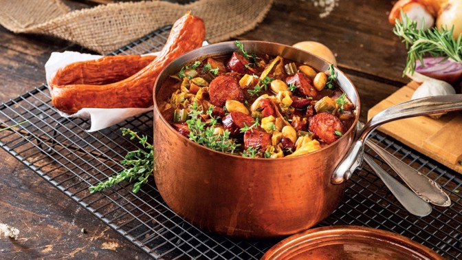 Fazolový gulášek se selskou klobásou: Pochoutka z jednoho hrnce, která zahřeje