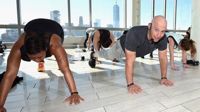 Trenér celebrit boří mýty o tvrdé dřině: Postavu jako Megan Fox můžete mít i díky desetiminutovému cvičení na záchodě