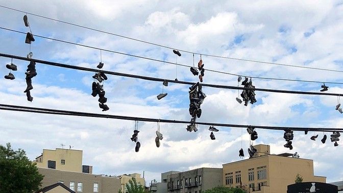 9 zajímavostí o házení bot na elektrické vedení: Jde o práci gangů nebo obyčejnou klukovinu?