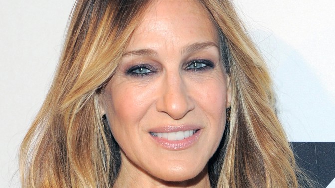 Facelift netřeba. Sarah Jessica Parker představila účes, který omladí tvář každé (nejen) padesátnice