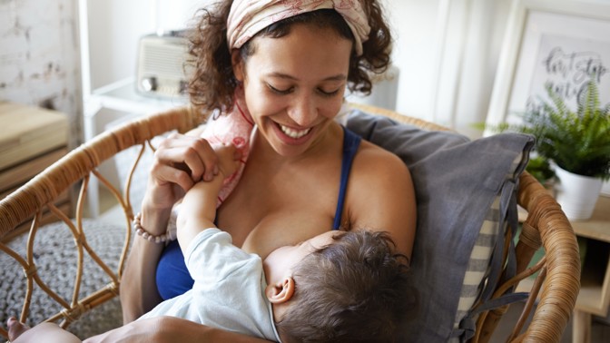 Petra (32): Okolí mi vyčítá, že stále kojím dvouletého syna. To, co mi řekla tchyně, jí jen tak nezapomenu