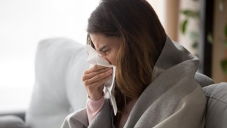 Podzimní nachlazení: 5 způsobů, jak nakopnout imunitní systém i díky líbání a pletení