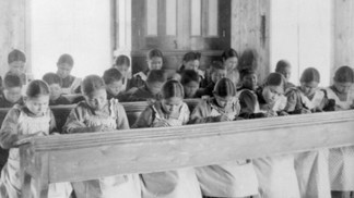Děsivá historie kanadských internátních škol: „Převýchovu“ a zneužívání nepřežilo 50 000 dětí