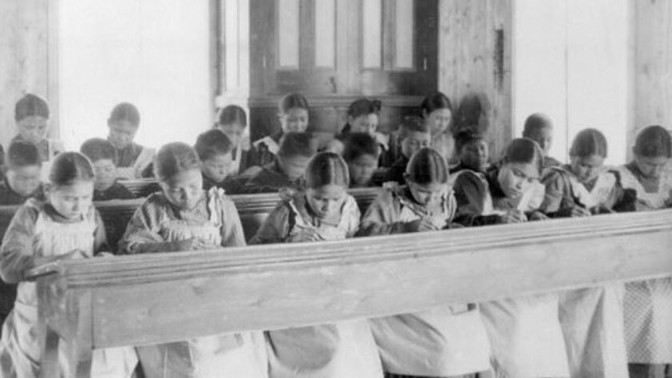 Děsivá historie kanadských internátních škol: „Převýchovu“ a zneužívání nepřežilo 50 000 dětí