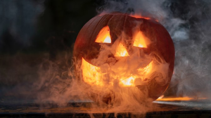 6 nejpodivnějších halloweenských zvyků: Hostina pro hladové duchy i smrt v zrcadle