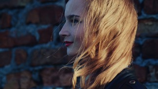 Valérie (19): Babička se s námi po smrti přišla postupně rozloučit. Při poslední návštěvě si s sebou něco odnesla