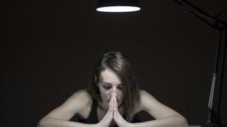 Leona (38): Z manžela se vyklubal alkoholik a násilník. Vím, že bych ho měla opustit, ale jedna věc mi v tom brání