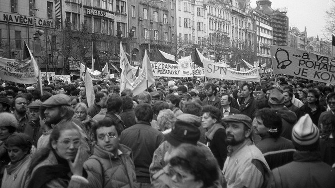32 let od sametové revoluce: Jak na 17. listopad, protesty a pendreky vzpomínají přímí účastníci?