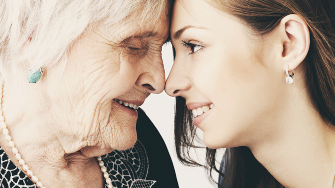 Julie (21): V nemocnici dal děda babičce poslední slib. Že ho dodržel, jsme se přesvědčily o dva dny později