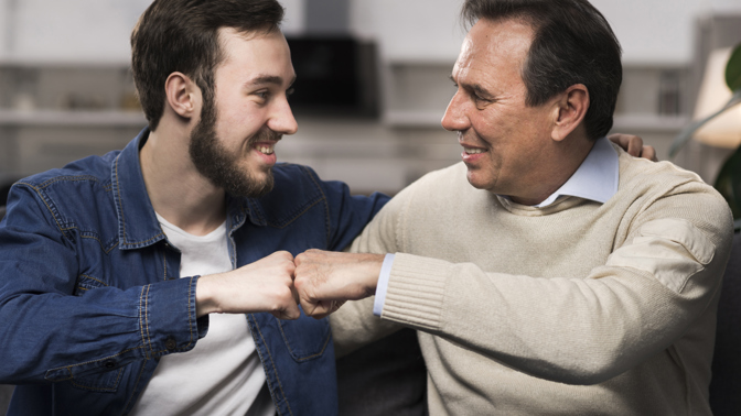Marek (33): Otec žárlí na můj vztah s tchánem. Přišel s návrhem, který se mi vůbec nelíbí