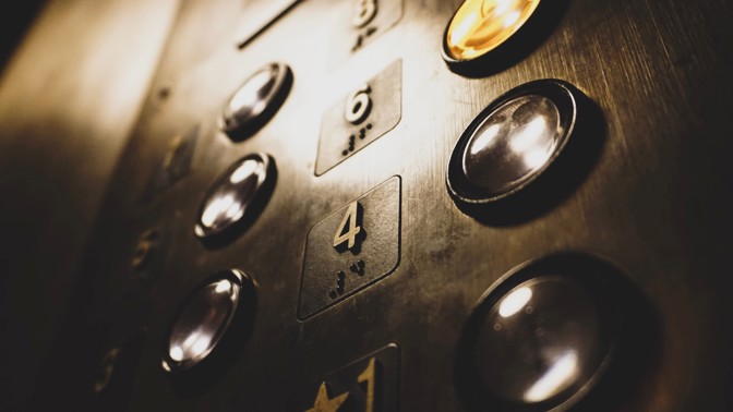 Největší smolaři na světě: Jaké to je uvíznout na dva dny ve výtahu, nebo zemřít v noze dinosaura?