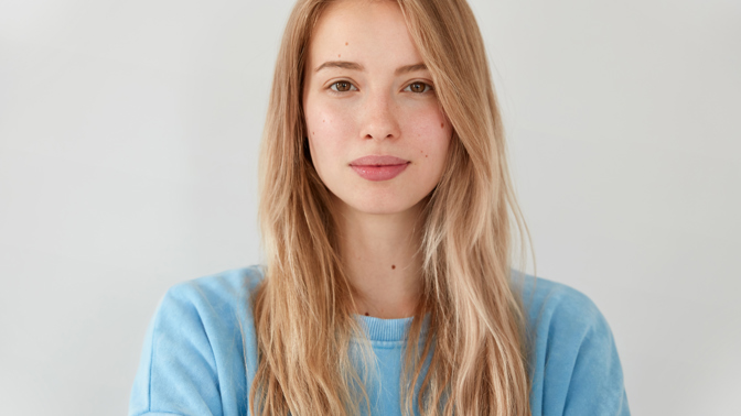 Klára (28): Přítel mě představil rodině. Při té příležitosti mi jeho bratr řekl něco, na co musím pořád myslet