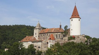 Hrad Křivoklát: Točily se zde pohádky Sůl nad zlato a Dívka na koštěti. V lese prý řádil přízrak