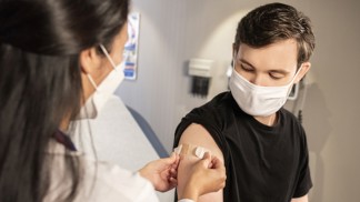 Očkování dětí proti covidu-19: Jak se k němu staví slavní rodiče?
