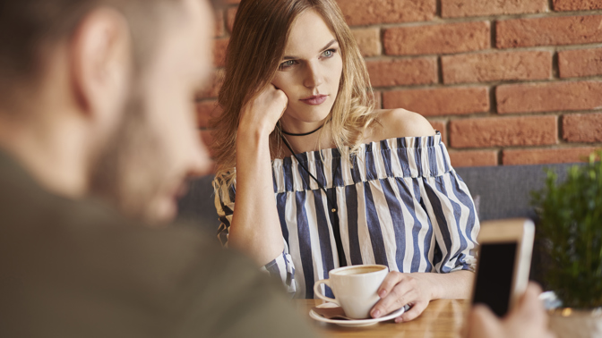 Veronika (32): Manžel je závislý na mobilu. Chodí s ním na WC a teď tomu nasadil korunu