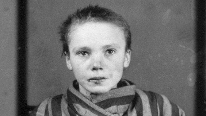 Děsivé pozadí fotografie z Osvětimi: Než cvakla spoušť, zažila Czesława Kwoka kruté bití holí
