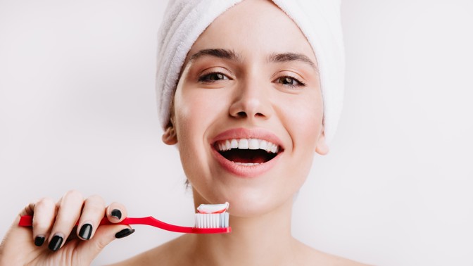 Zubařka vysvětluje, jak často je třeba měnit kartáček. I co hrozí, když to neuděláte