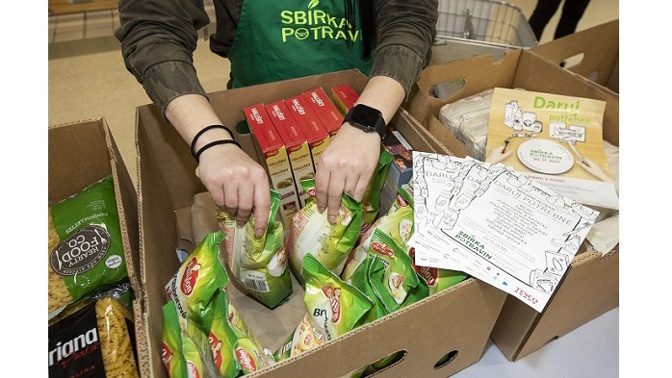 Tesco děkuje všem dárcům: V podzimní Sbírce potravin zákazníci darovali 86 tun potravin a drogerie. Tesco online sbírka pokračuje až do Vánoc.