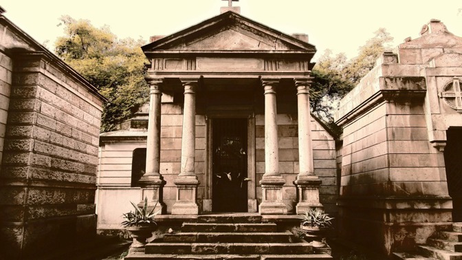 V hrobce své ženy strávil 12 let, na posmrtný život se jej přišli zeptat i tibetští mniši