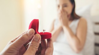 3 znamení zvěrokruhu, která najdou pod vánočním stromečkem zásnubní prstýnek