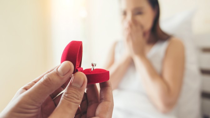 3 znamení zvěrokruhu, která najdou pod vánočním stromečkem zásnubní prstýnek