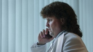 Devadesátky: Výtečný Michal Novotný jako Ivan Jonák, hnusná trvalá a mraky dýmu
